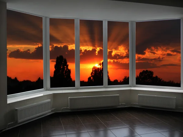 Grandes janelas de escritório com pôr do sol além dele — Fotografia de Stock