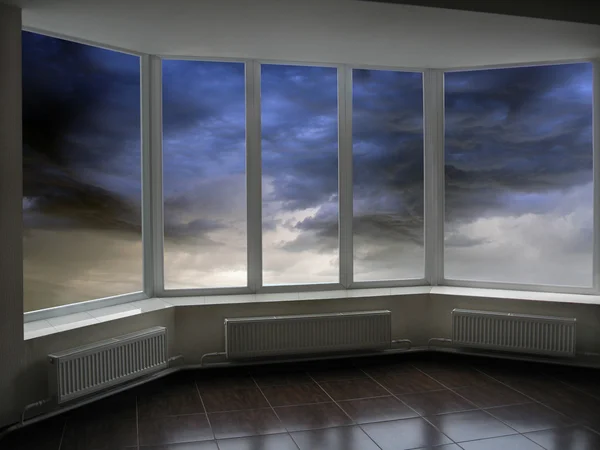 Γραφείο windows με σκούρο κεραυνός σύννεφα — Φωτογραφία Αρχείου