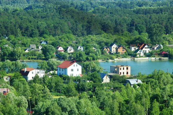 Vista a las casas de campo en el pintoresco lago — Foto de Stock