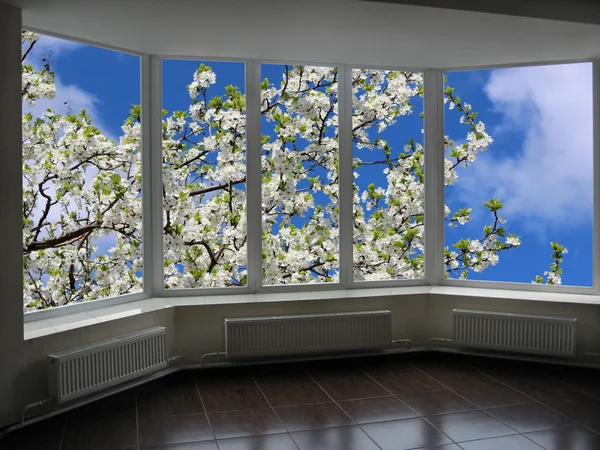 Kunststofffenster mit Blick auf den Garten — Stockfoto