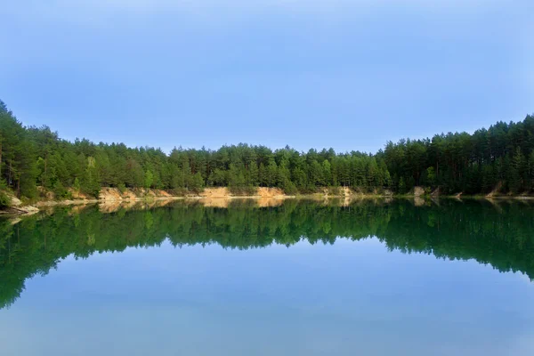 Danau yang indah di hutan — Stok Foto