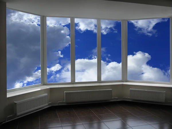 Fenster mit Blick auf den Himmel — Stockfoto