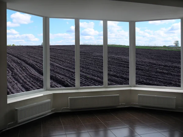 Kunststofffenster mit Blick auf gepflügtes Land bereit für die Bepflanzung — Stockfoto