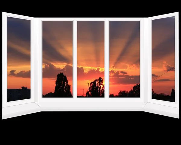 Große Kunststofffenster mit schönem Sonnenuntergang darüber — Stockfoto