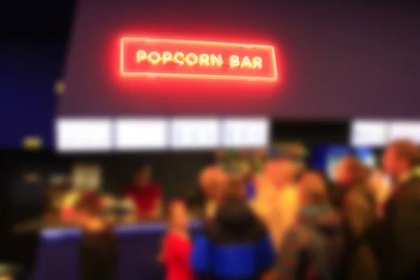 Mensen staan in de rij voor popcorn — Stockfoto