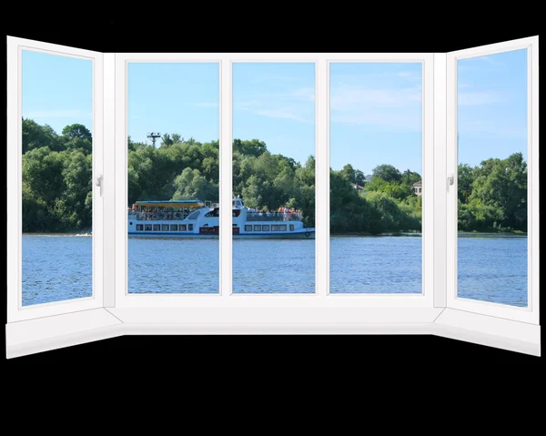Fenster mit Blick auf das Motorschiff am Fluss — Stockfoto