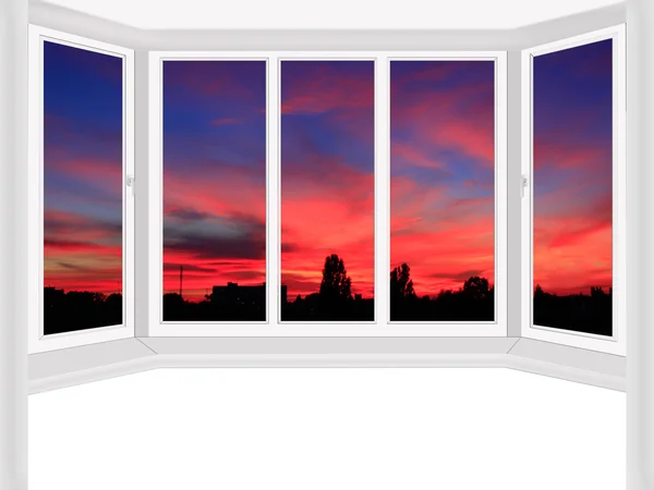 Janelas de plástico com vista para o pôr do sol escarlate — Fotografia de Stock