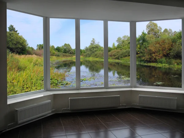 Fenster mit Blick auf den Sommerteich — Stockfoto