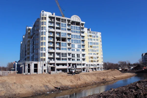 Construcción de casa moderna de varios pisos —  Fotos de Stock