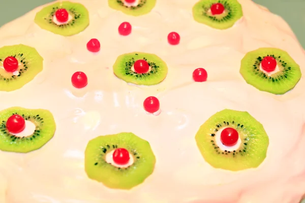 Cake with kiwi and berries of Viburnum — Stock Photo, Image
