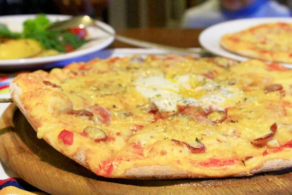 Pizza saborosa e apetitosa — Fotografia de Stock