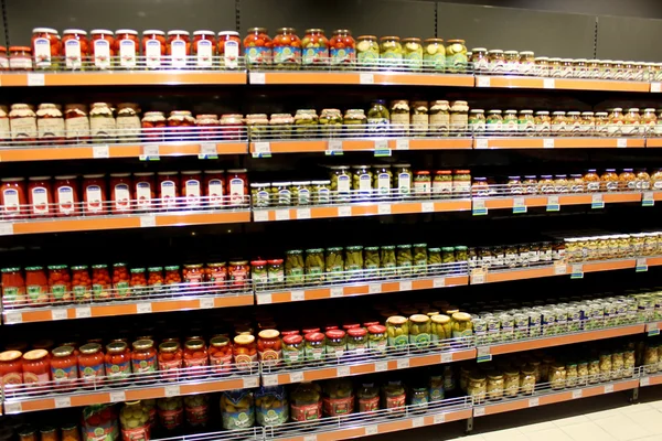 Loja enlatada de tomates de pepinos e outros — Fotografia de Stock