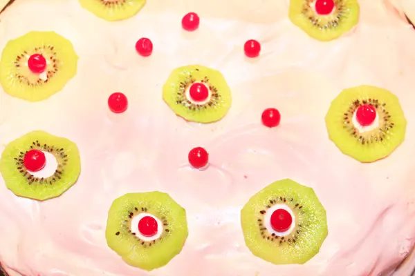 Cake with kiwi and berries of Viburnum — Stock Photo, Image