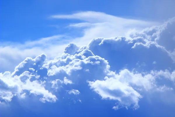 Nubes blancas pintorescas en el cielo azul —  Fotos de Stock