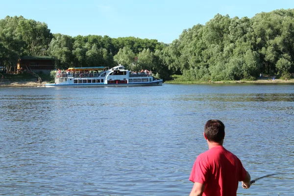 Halász Desná folyó és a sétány, úszás hajó Chernihiv város közelében — Stock Fotó