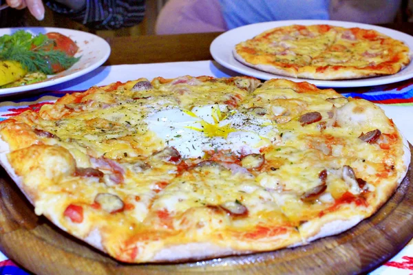Pizza z apetyczny farsz w pizzerii — Zdjęcie stockowe