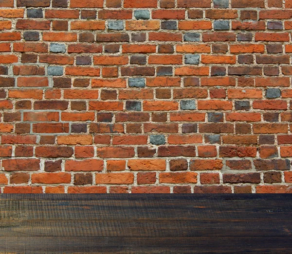 A vörös brickes és a sötét fa padló fal — Stock Fotó