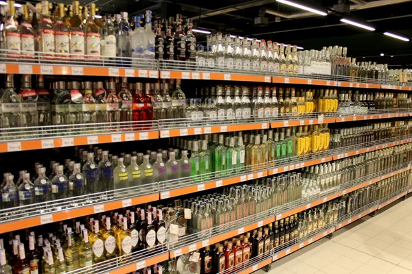 Bebidas alcoólicas nas prateleiras do supermercado — Fotografia de Stock