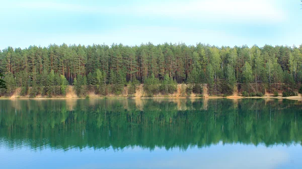 Beautiful lake with azure water in the forest — Stock Photo, Image