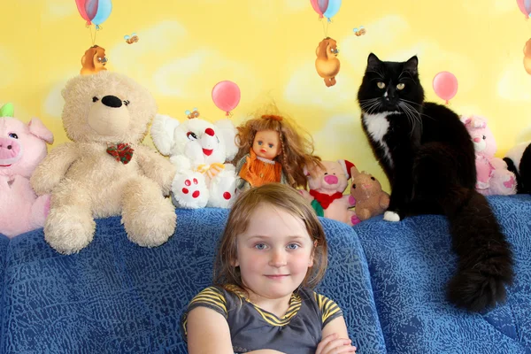 Menina e seu gato no quarto das crianças — Fotografia de Stock