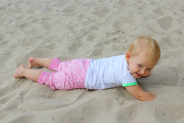 婴儿在白色的沙滩上玩耍 — 图库照片