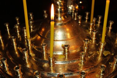 Kilise mum mum yakma