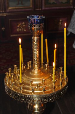 Kilise mum mum yakma