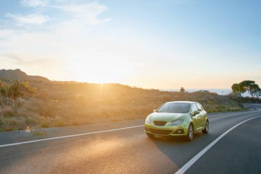 Otoyolda araba sürüyor.