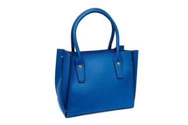 Beyaz arka planda mavi çanta izole edilmiş.