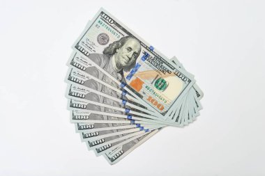 Yüz dolarlık banknotlar beyaz arka planda izole edilmiş yelpaze