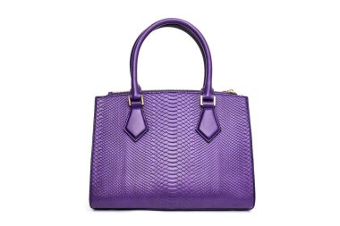 Beyaz arka planda izole edilmiş mor kadın çantası.