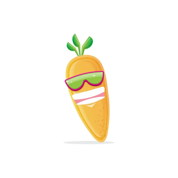 Beyaz arka planda izole edilmiş güneş gözlüklü komik havuç karakteri. Gülen yaz sebze karakteri — Stok Vektör