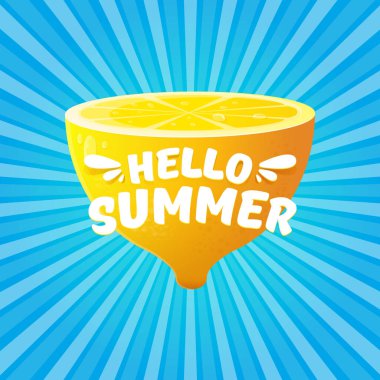 Vector Hello Summer Beach Party Flyer tasarım şablonu. Mavi gökyüzü üzerinde hafif arkaplan ışınlarıyla taze limon. Merhaba yaz konsepti etiketi veya portakal meyveli poster ve tipografik metin.