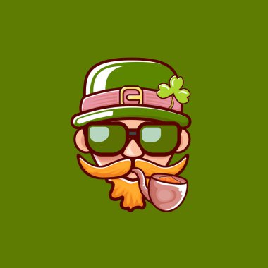 Aziz Patrick Günü tebrik kartı. Yeşil şapkalı İrlanda cini, kırmızı bıyıklı, sakallı, tüttüren piposu olan ve yeşile izole edilmiş hippi güneş gözlüklü. Aziz Patrick etiketi veya çizgi film stili simgesi.