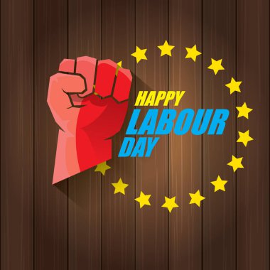 1 Mayıs İşçi Bayramı vektör etiketi ve ahşap arka planda güçlü bir protesto yumruğu. Doğum günün kutlu olsun ya da erkek eli ile afiş. İşçiler Gündüz Posteri