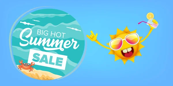 Letní prodej karikatura horizontální web banner nebo vektorový štítek s veselým slunečním znakem nosí sluneční brýle a drží koktejl izolované na modré obloze horizontální pozadí — Stockový vektor