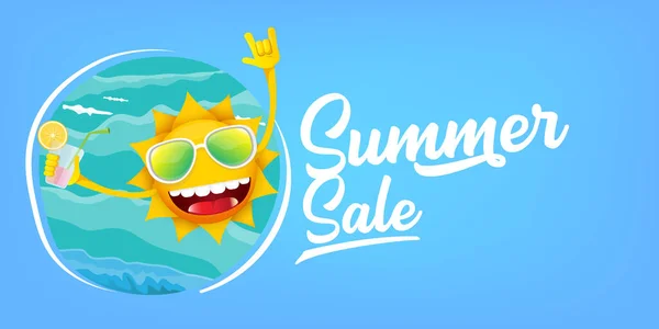 Venta de verano de dibujos animados banner web horizontal o etiqueta vectorial con carácter de sol feliz con gafas de sol y la celebración de cóctel aislado en el fondo horizontal cielo azul — Vector de stock