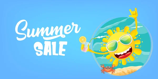 Venta de verano de dibujos animados banner web horizontal o etiqueta vectorial con carácter de sol feliz con gafas de sol y la celebración de cóctel aislado en el fondo horizontal cielo azul — Vector de stock