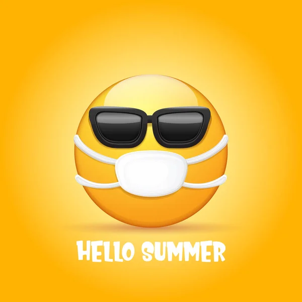 Olá conceito de verão com adesivo Emoji amarelo com máscara de proteção médica na boca e óculos de sol isolados no fundo laranja. Olá ícone emoji verão. Personagem de verão vetorial — Vetor de Stock