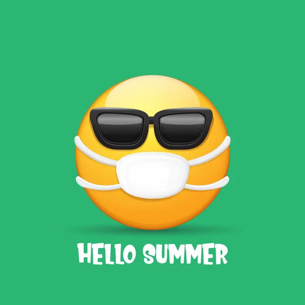 Olá conceito de verão com adesivo Emoji amarelo com máscara de proteção médica boca e óculos de sol isolados no fundo verde. Olá ícone emoji verão. Personagem de verão vetorial — Vetor de Stock