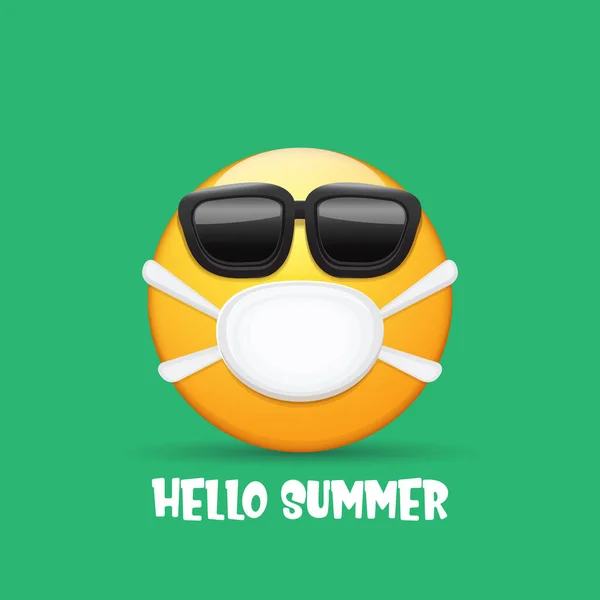 Hallo Sommerkonzept mit gelbem Emoji-Aufkleber mit Mundschutz und Sonnenbrille auf grünem Hintergrund. Hallo Sommer-Emoji-Symbol. Vektorsommercharakter — Stockvektor