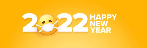 2022 Bonne année saluant bannière horizontale avec sourire visage autocollant Emoji avec masque de protection médicale de la bouche et 2022 numéros isolés sur fond orange. — Image vectorielle