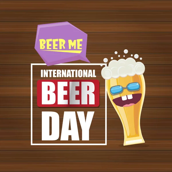 Szczęśliwy międzynarodowy baner dzień piwa lub plakat z kreskówki śmieszne piwo szkła znajomych znaków z okularami przeciwsłonecznymi izolowane na drewnianym tle. Międzynarodowy plakat komiksu z okazji Dnia Piwa — Wektor stockowy