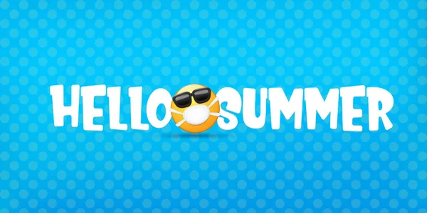 Hallo Sommerkonzept mit gelbem Emoji-Aufkleber mit Mundschutz und Sonnenbrille isoliert auf blauem horizontalen Bannerhintergrund. Vector Hallo Sommer Poster oder Flyer mit Emoji — Stockvektor