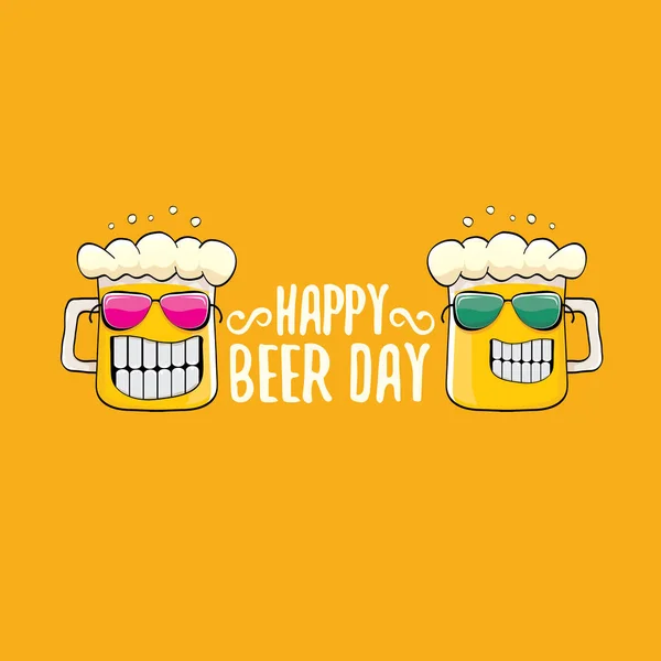 국제 맥주 일 벡터 컨셉 삽화 (International beer day vector conception illustration) 또는 여름 포스터는 주황색 배경에 벡터 펑키 맥주 캐릭터가 있다. 카툰웃긴 국제 맥주의 날 레이블 — 스톡 벡터