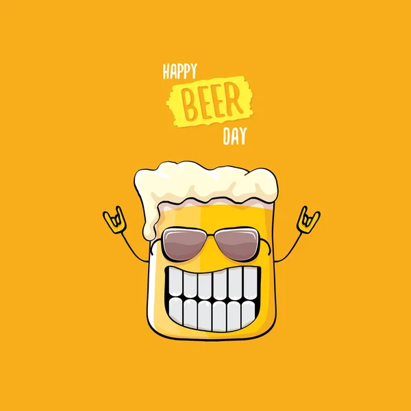 Mezinárodní pivní den vektorový koncept ilustrace nebo letní plakát s vektorem funky charakter piva na oranžovém pozadí. Cartoon funny Mezinárodní pivní den label — Stockový vektor