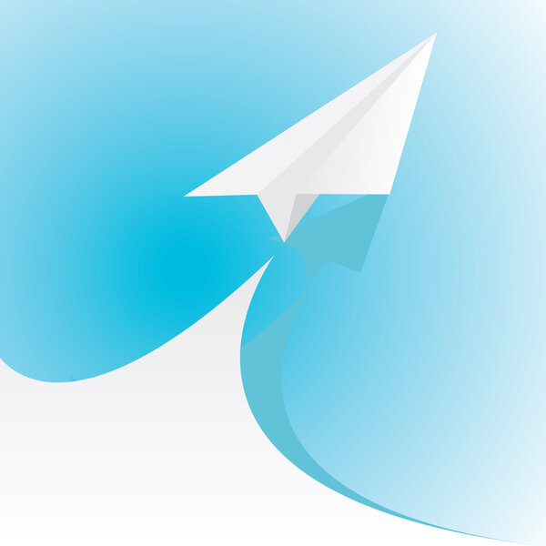 бумажный самолет в небе
