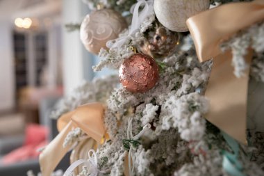 Noel için pastel renkli süsleme. Beyaz ve pembe Noel ağacı oyuncaklarla: parlak toplar, kase. Süslü Noel ağacı. Kış tatilleri, yeni yıl kutlama kartları. Modern tasarım.