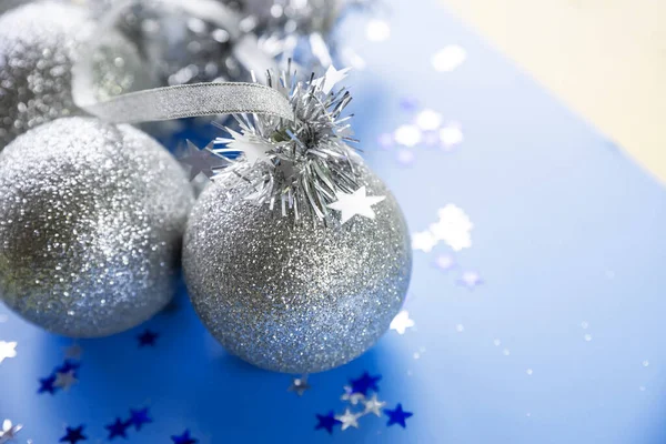 Ročník Bílý vánoční ples ornament přes elegantní modré a zlaté pozadí.Okouzlující vánoční scéna se stříbrnými ozdoby, vánoční ozdobný míč a stuha. Kopírovat prostor — Stock fotografie