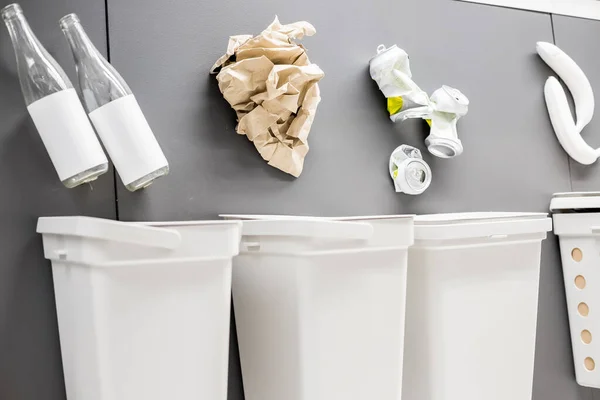 Çöpleri ayırmak için beyaz çöp tenekeleri. Atık ayıklamak için dört dekoratif çöp kutusu. çöplük için yer. Ayrı çöp örnekleri, yeniden dönüştürülecek atıklar. Kaynak yönetimi — Stok fotoğraf